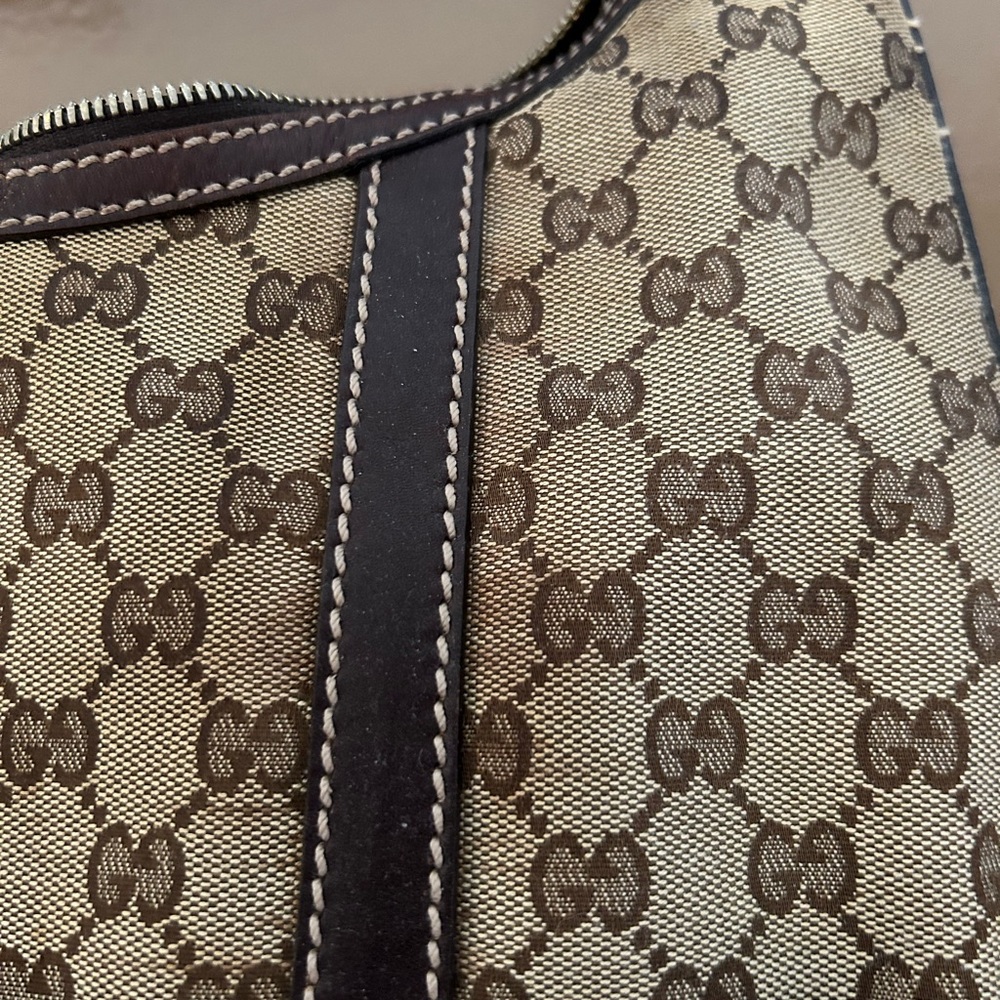 Gucci canvas hobo bag l.  Measures  : 14.75/13:5

Drop: 9.75 in - Picture 2 of 8